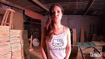 Essa novinha tem um olhar de safada e quando vê_ uma câ_mera começ_a tirar a roupa - Amanda Borges
