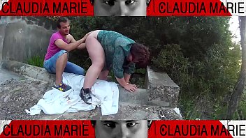 A la gorda no le cuesta hacer posturas en una acequia del campo para correrse. Sexo en p&uacute_blico, casi nos pillan