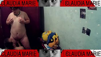 Comi&eacute_ndole el coño a la gorda empotr&aacute_ndola contra el armario. Dominando a esta cerda gorda.