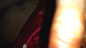 बालों वाली माँ बिस्तर में हस्तमैथुन करती है