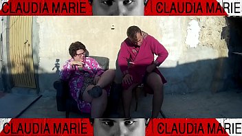 Me mete una follada b. y me la clava totalmente hasta el fondo para que me corra como una perra