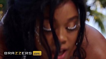 Curvy model Ms Yummy took photographer'_s dick after the photoshoot - Brazzers