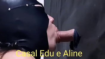 Casal Edu e Aline - Aline chupando no glory hole (buraco da gl&oacute_ria) na frente do corno - c&acirc_mera 2 - Demo