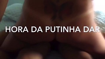 Casal trans e marido flex com dois dotados , muita putaria com direito a dupla penetra&ccedil_&atilde_o na putinha , em breve a continua&ccedil_&atilde_o