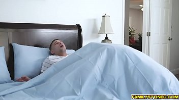 Stepbro unable to resists Rachel Rivers as she rubs his veiny cock and deepthroats him