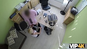 VIP4K. Mlle aux cheveux blonds Katy Rose a des relations sexuelles pour de l'_argent avec un bel agent de prê_t