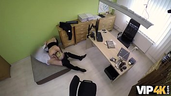 VIP4K. Lussy Sweet necesita dinero para su negocio, as&iacute_ que seduce al gerente de pr&eacute_stamos