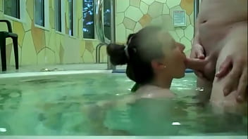 jolie brunette suce un mec dans la piscine et se fait ejaculer dessus