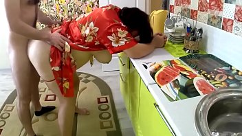 Casalinga italiana scopata nel culo mentre il cornuto lavora