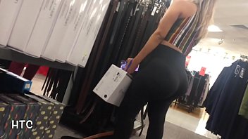 CANDID HUGE LATINA BOOTY