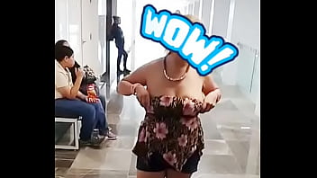 Laurita flashing en la calle on the street no bra milf