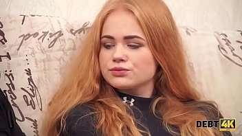 Debt4k. La sexy cameriera dai capelli lunghi Rose Wild restituisce denaro usando il suo corpo sexy