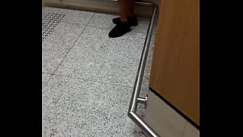 Mala - Esperando o elevador