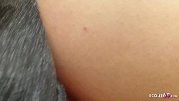 Reife Deutsche Hausfrau erwischt Jungspund beim spannen am Strand und lä_sst ihn sich ficken