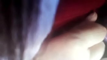 La tua ragazza in giardino ti mostra il suo grande e grosso cazzo sei pronto a succhiarlo tutto?