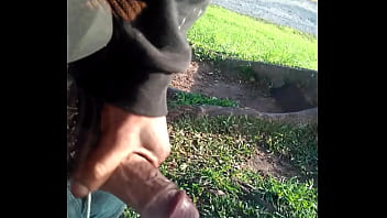 Punheta pra coroa travesti no parque