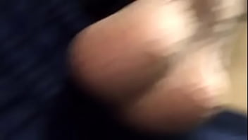 Novinho mostrando as bolas em p&uacute_blico (flashing dick)