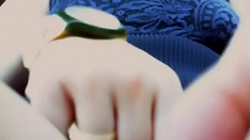 Guido e mi masturbo in macchina fino a venire in pi&ugrave_ orgasmi bagnati