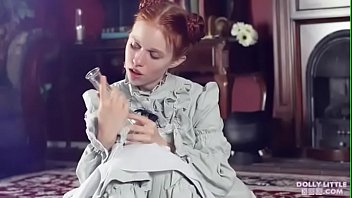 Con un jarron en la vagina - dolly little
