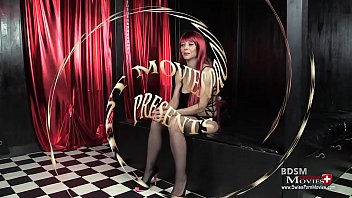 Angelina beim BDSM Sklaven-Casting