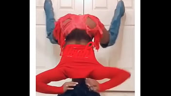 Cardi b se mueve sensualmente