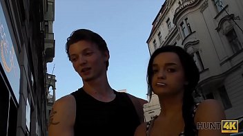 HUNT4K. Baise pour la bague de fian&ccedil_ailles