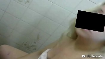 No banheiro com a vizinha