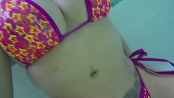 La Puta Mexicana cogiendose a su mejor amiga en publico, en la alberca de sus departamentos.