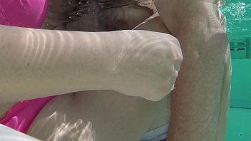 Nicky Ferrari fajando en la alberca, con el vecino de arriba.