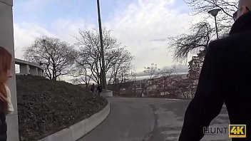 HUNT4K. A la pelirroja le gusta dar sexo por dinero frente a su novio