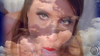 Sexy Susi flieht von zu Hause und zieht sich f&uuml_r den Horst dann hinterm Hause aus