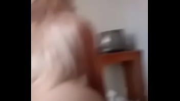 Travesti loira sentando gostoso na vara