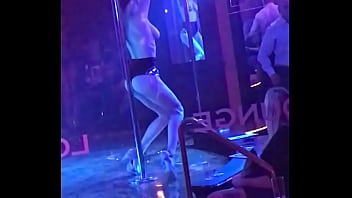 Geile Schlampe tut Strippen mit gro&szlig_e Titten