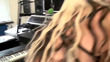 Bei der Einspielung ihrer neuen Single werden die hohen T&ouml_ne immer getroffen  - Julia Pink