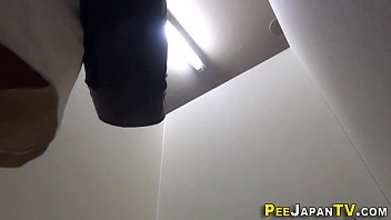 Asian pee splashes cam