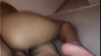 Morena rabuda sentando gostoso