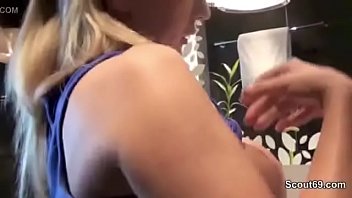 Geile Deutsche Bitch fickt mit 2 Typen hintereinander