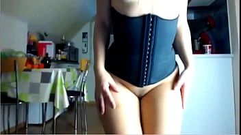 Seductive Bootylicious Babe Shows Off Her Doggystyle Skills!