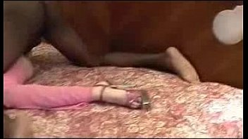 Loira gostosa com a lingerie rosa mca