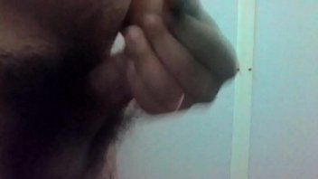 Thủ d&acirc_m trong toilet