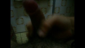 Homem gostoso tocando uma