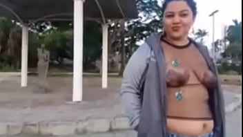 Mary esposa cadelona me exibindo pela cachoeira de Salto SP, e na rua, adoro que machos me vejam toda nua ou observem minhas tetas pela transpar&ecirc_ncia, me vejam como se estivesse com as tetas nuas a mostra