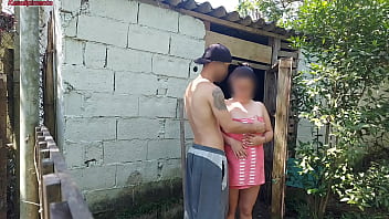 Chuveiro n&atilde_o funciona, mulher casada pede ajuda ao zelador da fazenda usando apenas uma toalha e paga com sexo