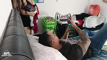 Estoy en el cuarto de mi hermanastra y la muy puta me pide ayuda para que le quite la ropa - Parte 2