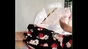 En p&uacute_blico me subo el vestido y ense&ntilde_o el culo! Se le para la verga a mi acompa&ntilde_ante y a los trabajadores de la tienda