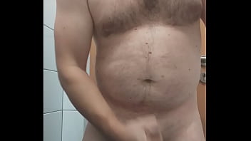 VID 418 Ma masturbez si imi beau pisatul si sperma intr-o baie publica (6min)