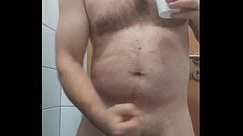 VID 418 Ma masturbez si imi beau pisatul si sperma intr-o baie publica (6min)