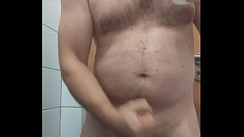 VID 418 Ma masturbez si imi beau pisatul si sperma intr-o baie publica (6min)