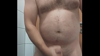 VID 418 Ma masturbez si imi beau pisatul si sperma intr-o baie publica (6min)