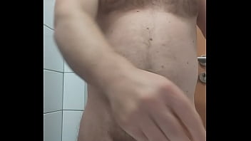 VID 418 Ma masturbez si imi beau pisatul si sperma intr-o baie publica (6min)